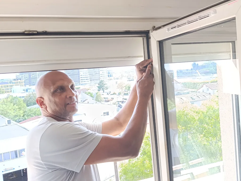 Mike artisan Val de Marne 94 pour installer, réparer et rénover vos portes fenetres grilles, stores et portails